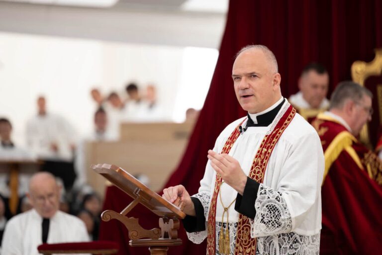 Respuesta del Padre Pagliarani a S.S. León XIV El Superior General A Su Santidad el Papa León XIV Ecône, 30…
