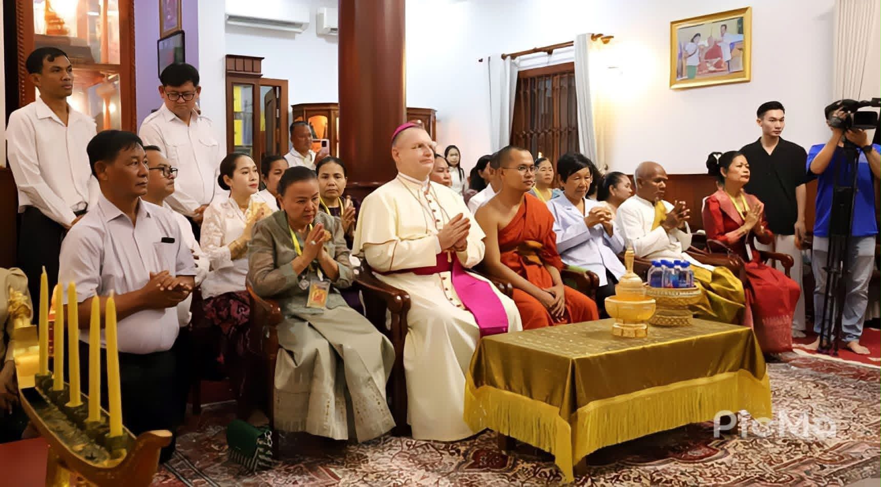 En la imagen, Monseñor Olivier Schmitthaeusler, recibiendo el título honorífico Akka Mahā Upāsaka Buddha…